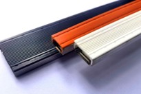 Hybrider, warmer, kantiger Abstandshalter